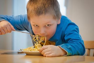 Komentář: Změna menu ve školních jídelnách měla být dětem ku prospěchu. Některé ale raději přestaly na obědy chodit